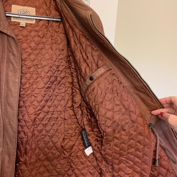 Vintage ladies distressed brown leather jacket. - Picture 5 of 5